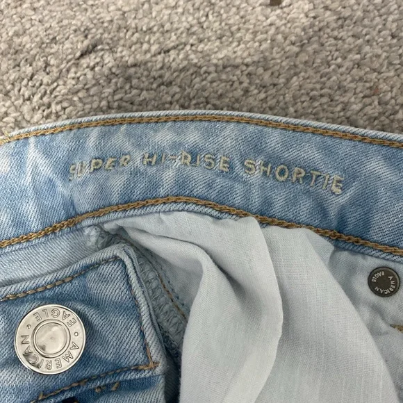 American Eagle Super High Rise Shortie, light wash - Picture 4 of 5